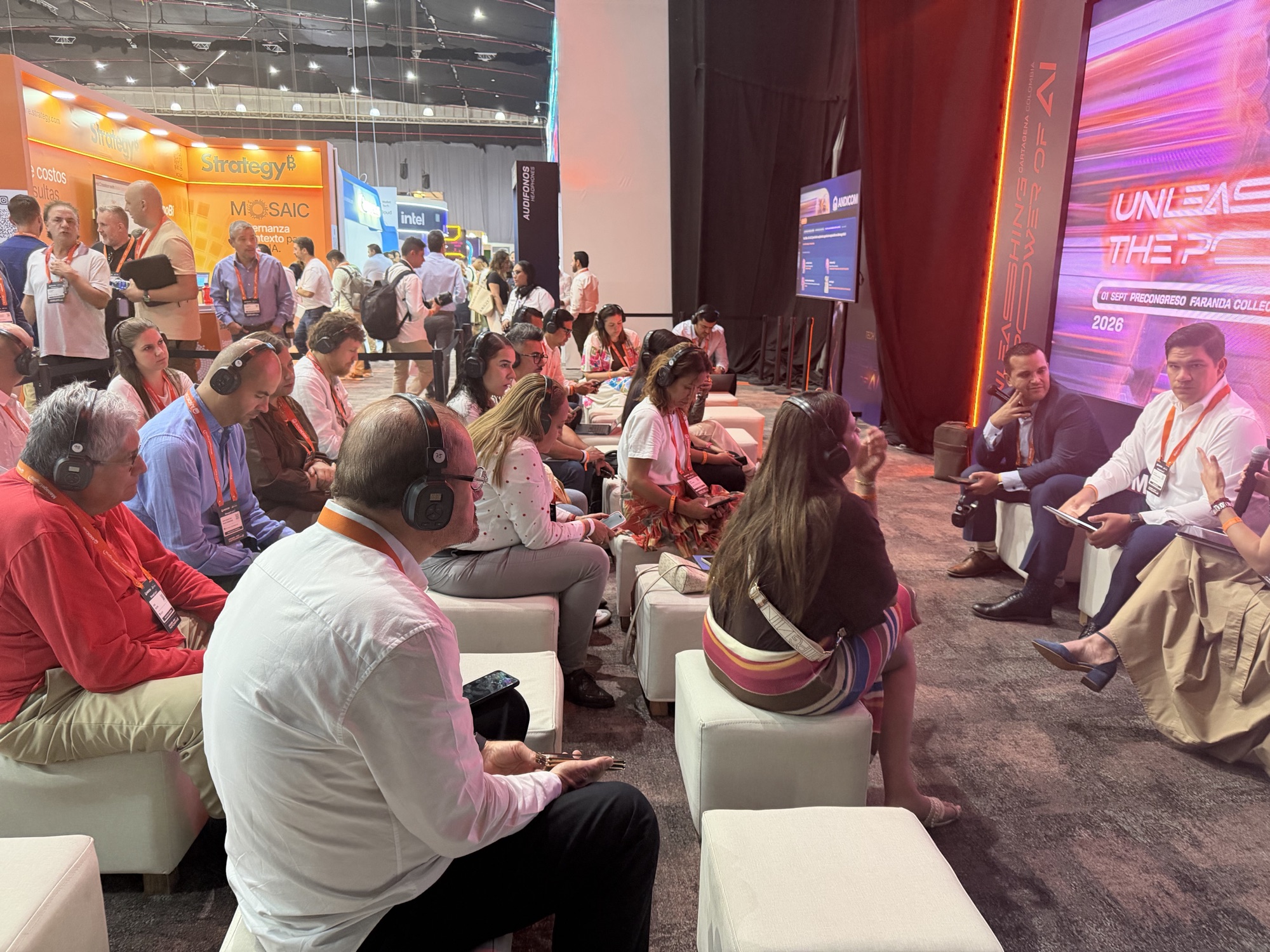 Andicom 2026: asistentes escuchando la traducción en su celular
