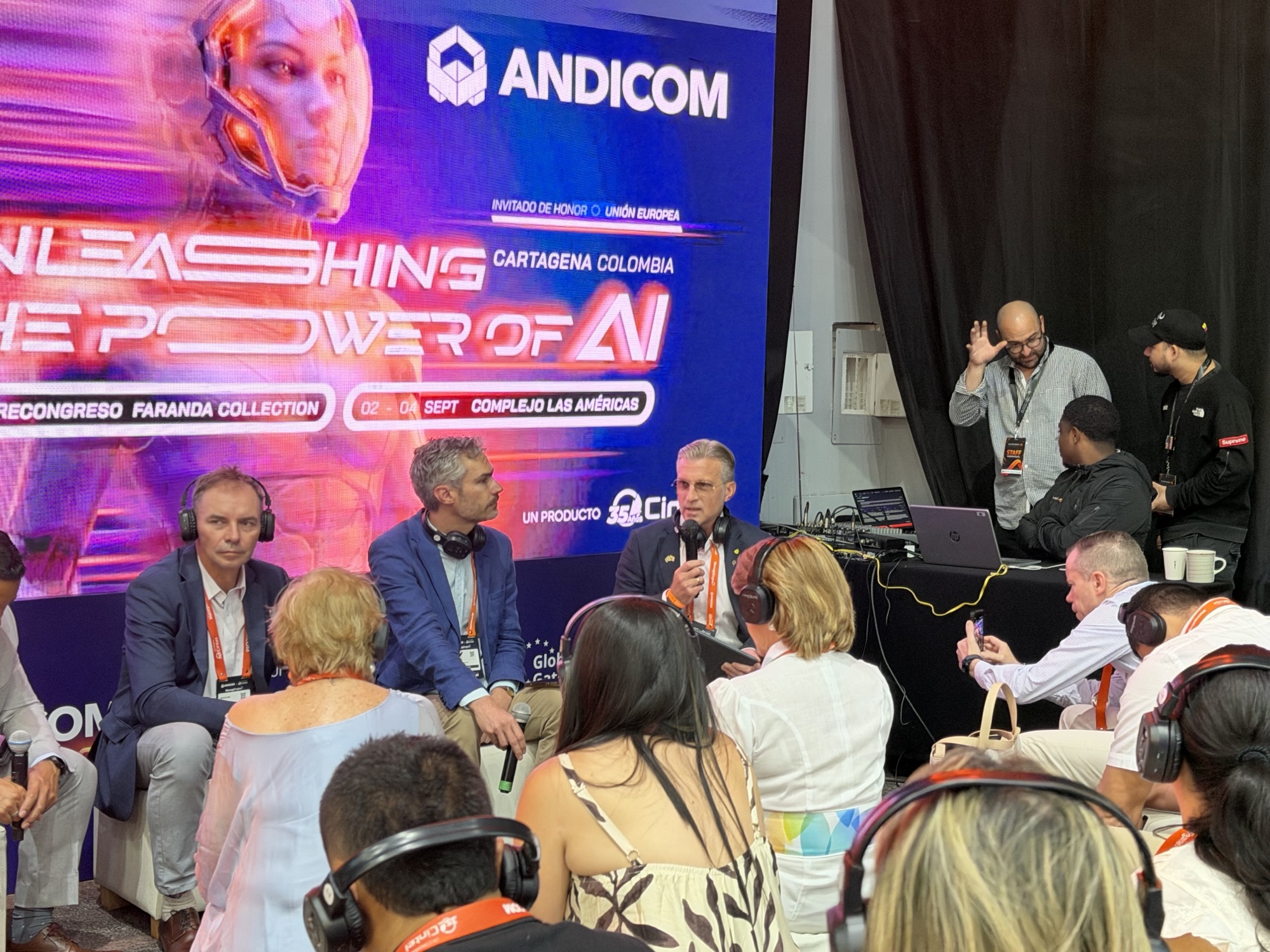 Andicom 2026: asistentes escuchando la traducción en su celular