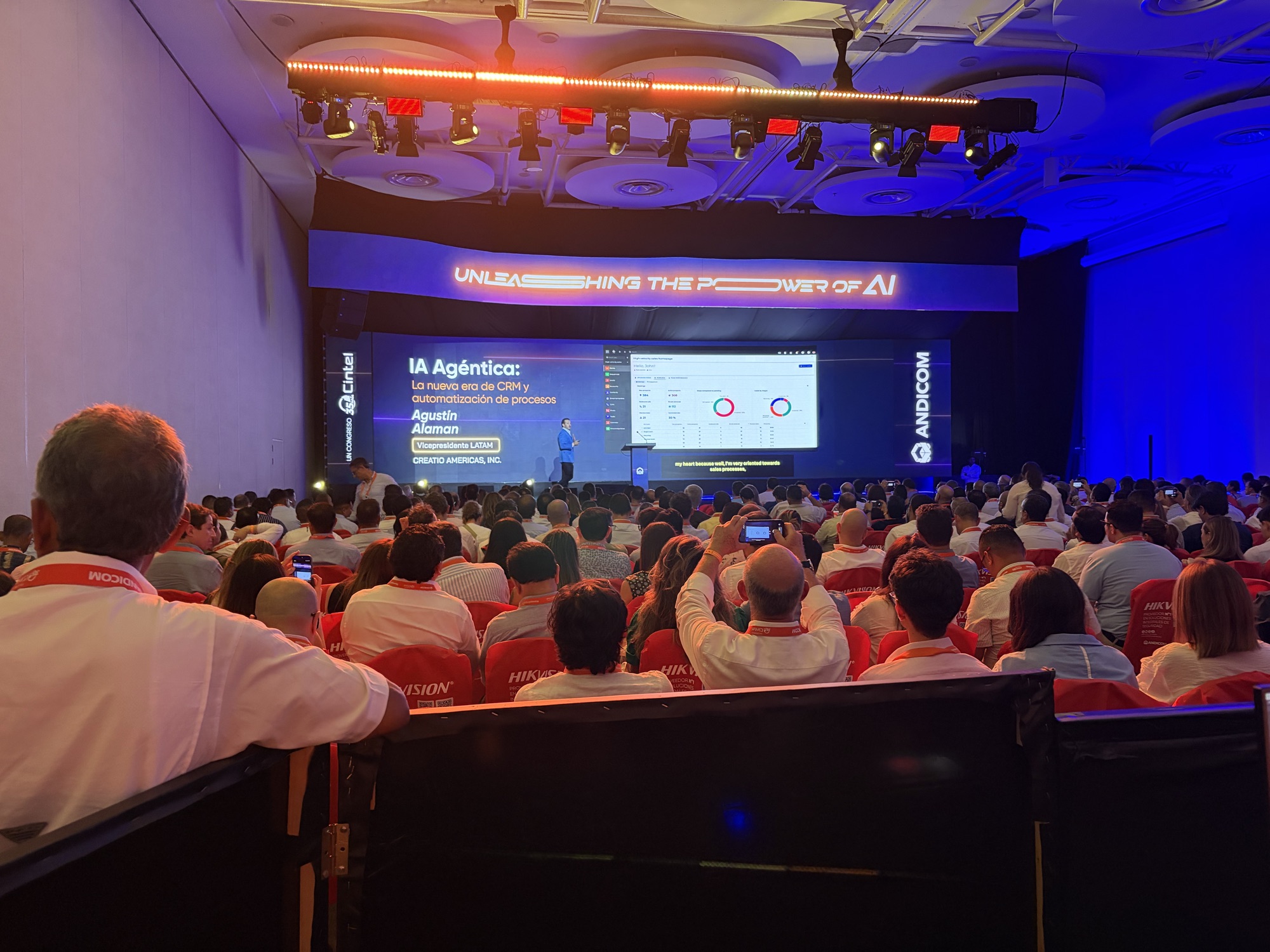Andicom 2026: asistentes escuchando la traducción en su celular