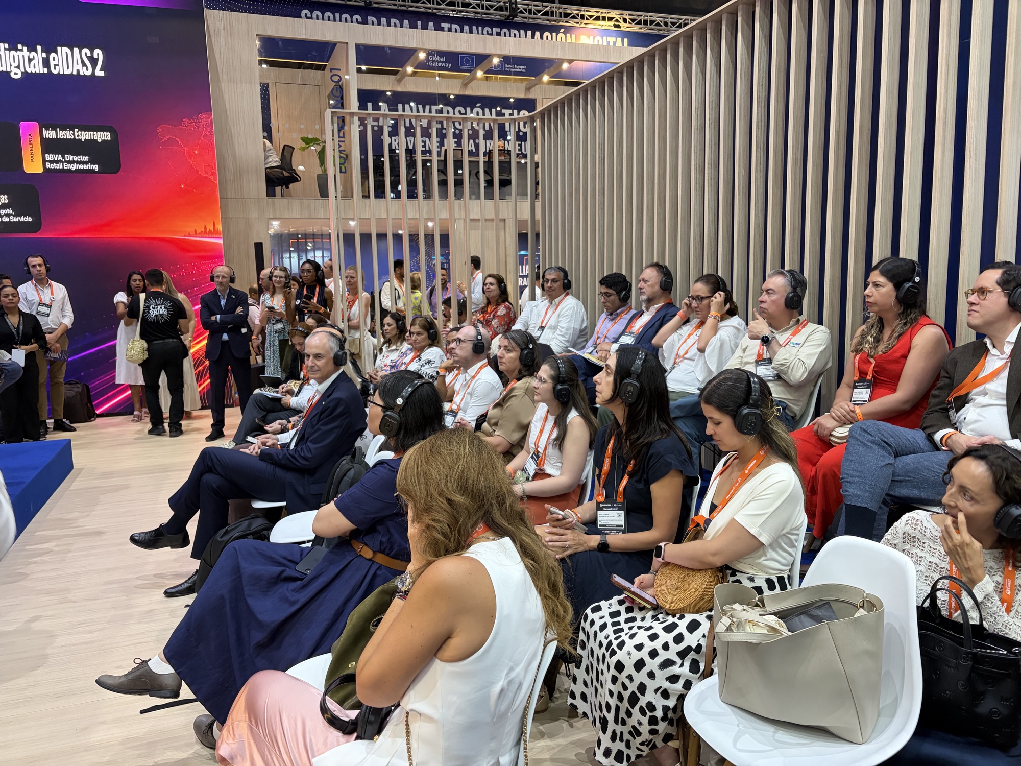 Andicom 2026: asistentes escuchando la traducción en su celular